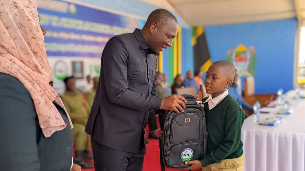 TDB YAKABIDHI ZAWADI KWA WANAFUNZI BORA GEITA